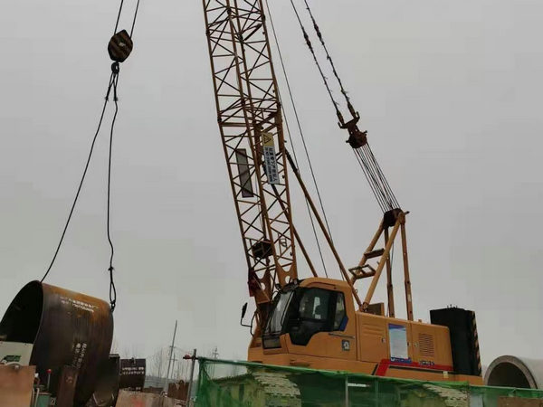 鄭州吊車(chē)在工地上作業(yè)